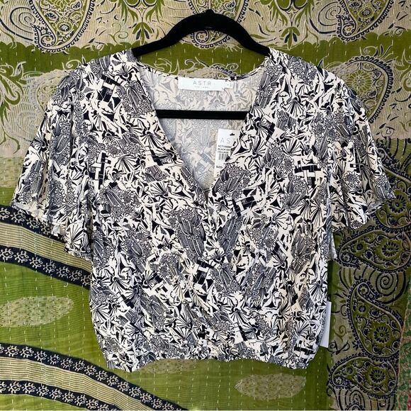 NWT Astr the Label White/ Black Cropped Collage Blouse Size Small - Picture 1 of 15